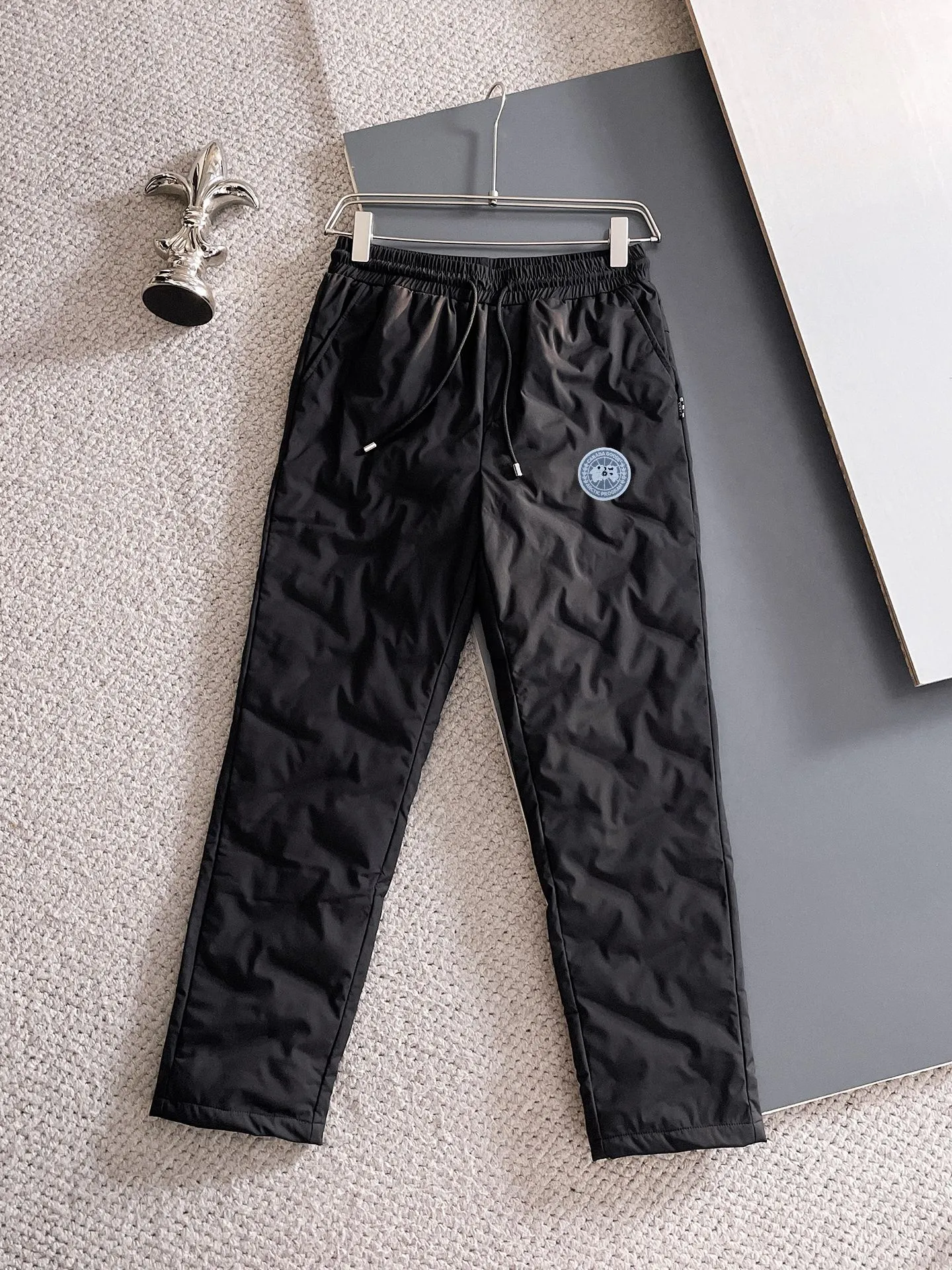 P490 Big Goose 25ss new autumn and winter thickened warm down pants are here🔥A must-have for winter, outdoor windproof, temperature-locking and warm. Made of professional-grade outdoor windproof, waterproof and breathable fabric. Lining is 90% white duck down filling. Lightweight design. Lightweight and warm. Seamless gluing process on the inside. Made of light and bold-proof velvet fabric to effectively prevent velvet running. Original hardware accessories. Classic logo matching. Simple and versatile. The upper body is stylish and not bulky. The style is the same for men and women! Size: M-3XL.